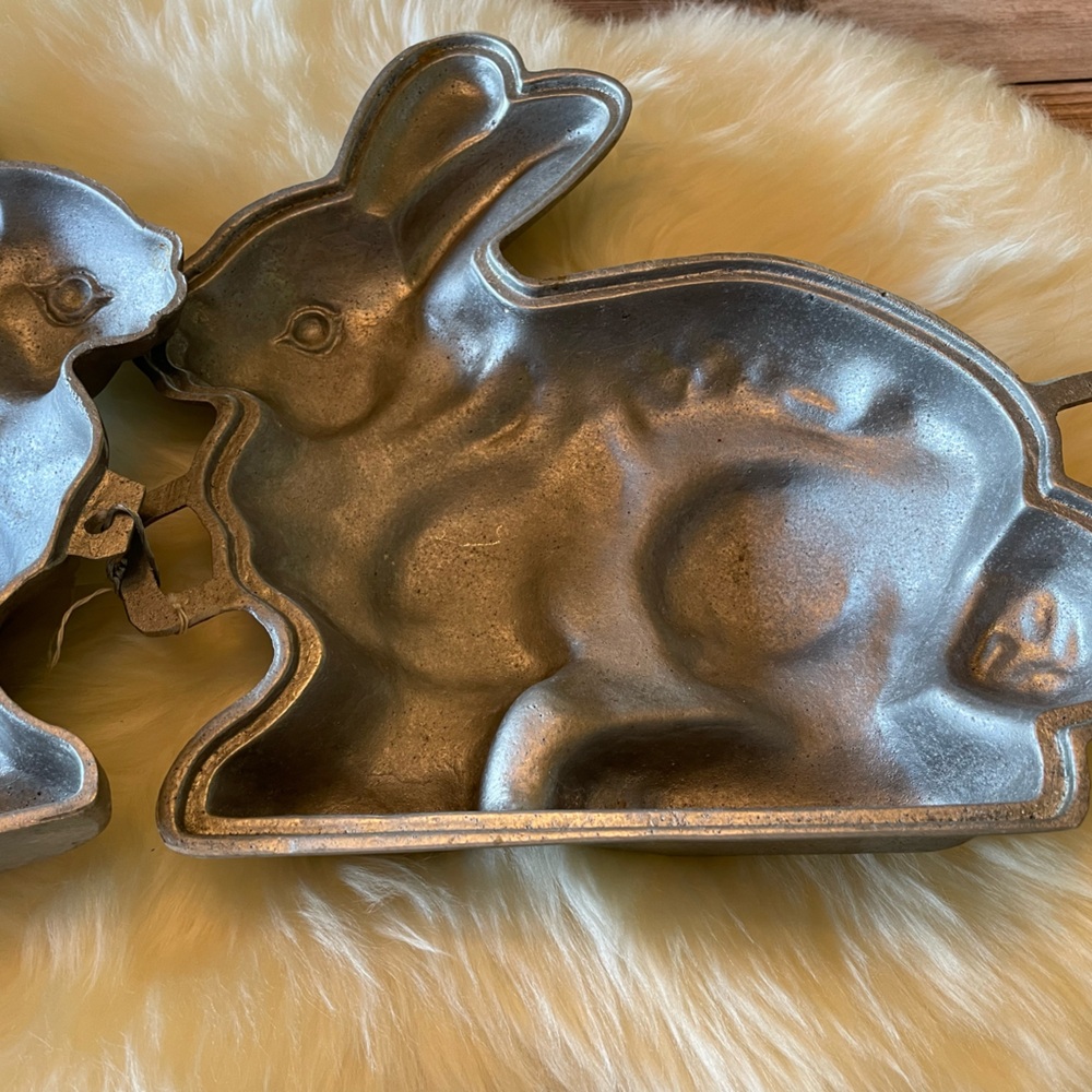 v i n t a g e Heavy Cast Aluminum 3D Bunny Cake Mold - Picture 7 of 8